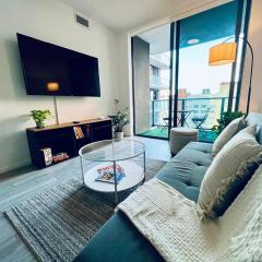 Stylish Downtown Stay- Steps to Bayside - Rooftop Pool - City Views