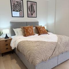 New build - king bed - Fast Wi-Fi - Zone 2