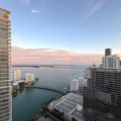 Modern 1B at Icon Brickell 32nd fl Pool Spa Gym FREE Parking Scenic view