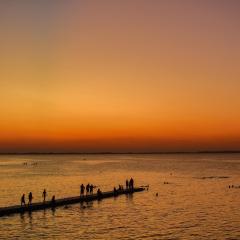 Amplio departamento con 2 habitaciones- Balcón hacia la pileta y estacionamiento