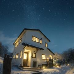 八ヶ岳南麓の貸切宿 駅徒歩5分 テラスでバーベキュー 広い庭と遊具付き 富士山と南アルプスを望む宿