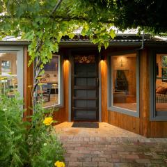 Delphi, Adelaide Hills Garden BnB