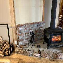 Toma House 北海道で暮らすように泊まる 庭と薪ストーブのある一棟貸し