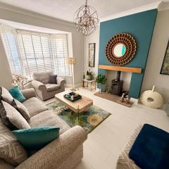 Cathedral Quarter House with free Secure Driveway Parking for 2 Cars