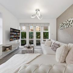 Corporate 2-Bed Flat, Near Shepperton & Egham