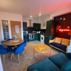 City Apartment - Sleeps 4 & Free Parking