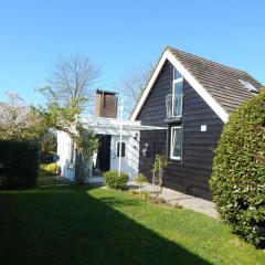 Wunderschoenes-freistehendes-Ferienhaus-an-der-See-Sauna-Strand-Yachthafen-WLAN