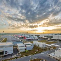 RESIDENSI LILI TAMAN BUCIDA HIJAUAN Fully Air Con with Splendid Pool