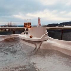 Luxus-Penthouse mit Whirlpool, risieger Panoramaterrasse & Tischfußball für bis zu 8 Personen