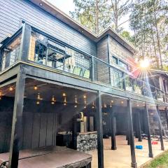 Private Creekside Cabin, Kid and Pet Friendly Retreat, Zipline, Hottub