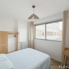 Cosy room in spacious T7 in Paris 20