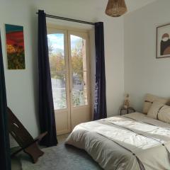 Charmant appart avec balcon donnant sur place de la mairie