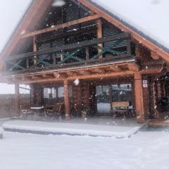 Zrub Kriváň Drevená chata s výhľadom na Tatry