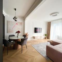 Luxury Modern Apartment with Balcony - Near City Center