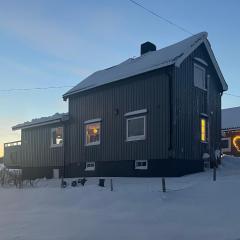 Koselig hus nær sjø og fjell