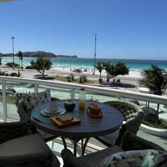 Encanto das Águas 106 - Apto Beira Mar Pé na Areia - 4 quartos - Praia do Forte - Cabo Frio - Alto Padrão
