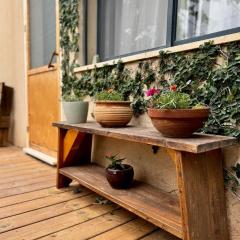 מתחת לעץ התות בכפר