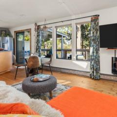 Cottage by the Lake-cozy &unique w beautiful views