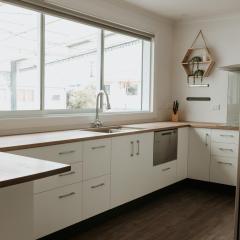 Marsden Manor - Spacious house with large pool