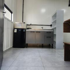 Conteiner novinho a 7min da praia de carro!