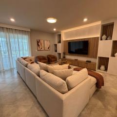 8 Bedrooms 6 Bathrooms Windsor Cay 15910Cc