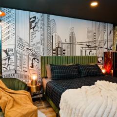 Mix mid-century modern by the Strip, Big TVs, King Bed, fast WiFi perfect for work or leisure