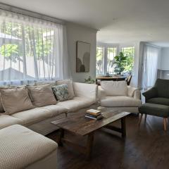 Close to beach & cafés with a quiet, fenced garden and flexible sleeping arrangements