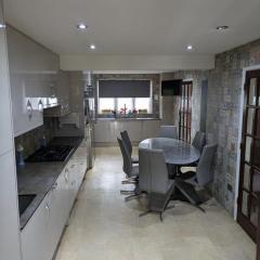 Large Central Lodge Near Heathrow Airport & London with Parking