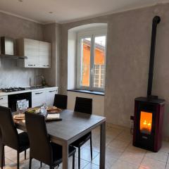 "Coccole nel borgo" 2min to outlet apartment with terrace