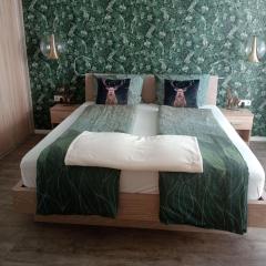 Maurers Schlierseetraum 1 hochwertige Erdgeschosswohnung mit allen Raffinessen erfreut sich auch Urlauber idealerweise für Paar mit Kindern geeignet und Vierbeiner Dank des tollen Zauns auf der Terrasse stylisch und edel von der Ausstattung mit 64 qm