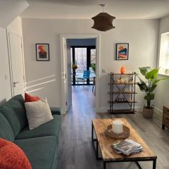 Super Stylish 2 Bed House, Cheltenham Town Centre