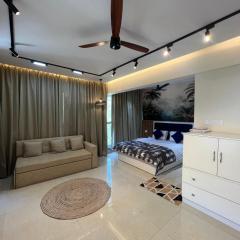 Saanjh Hill-View Getaway with Private Balcony