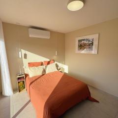 Chambre climatisée et salle de bain privatives, parking