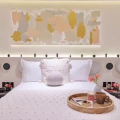 Great Location Design Studio Downtown with AC