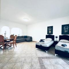 Comfy & Cozy 7 BR Villa Ideal for Groups, 16-Mins to Blumengärten