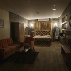 ستوديو بفناء خارجي ومدخل سيارة خاصين