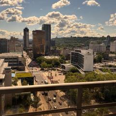 One-Bedroom Apartment with Den With Amazing Views of Hamilton