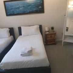 Lymington Haven: Cozy 1-Bedroom Coastal Retreat