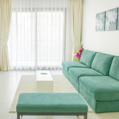 New Large 2BR Apt Sleeps 10 Adults with Pool Gym Parking and Wifi