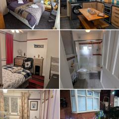 Close to City Center Bungalow walking distance to The Highcross, Abbey Park & Leicester City Long & Short Stays entire apartment with off road parking LE4