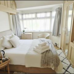 The Bliss House Peaceful Retreat Close Transport Links Central London in 15mins Close to Heathrow Airport