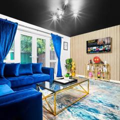 Stylish Manchester 4 Bed House with Garden - Sleeps 9 - Salford - FREE PARKING - SMART TVs in every bedroom - FREE NETFLIX & Ultra Fast WIFI - 6 min to City Centre, Close to Trafford Centre, Etihad Stadium, Manchester Arena, Clubs & more