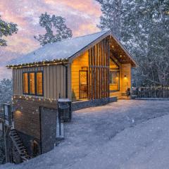 Gatlinburg Holiday Getaway Escape, Romantic Hot Tub & Mountain Sunrise Views