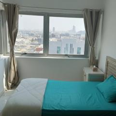 استوديو مفروش راقي في قلب أبوظبي منطقة النجدة داخل برج مرتفع بإطلالة مفتوحة مذهلة يتميز الاستوديو بتصميم مريح أثاث حديث مطبخ مجهز وحمام أنيق مع مصعد حديث وخدمات قريبة جداً الموقع مركزي ويوفرسهولة وصول لكل المرافق خيار مثالي للباحثين عن إ