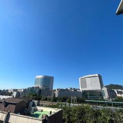 Close to Severance Hospital and Shinchon Station Korean traditional homestay experience with breakfast and dinner provided close to the airport