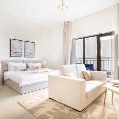 Elegant Studio apartment in Yas Golf collection with Balcony and Free parking l Near Yas water world & Ferrari World & Warner brothers