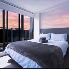 City life Skytower view with Balcony Famliy Retreat