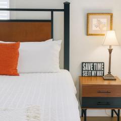 New King Suite with Rain Shower-Walk to Downtown, Lake & Eateries