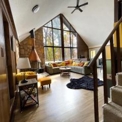 Chalet w Hot Tub Fireplace Grill FirePit & Wifi