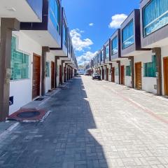 Casa Duplex 2 quartos com ar condicionado, sala, cozinha completa e internet privativa, a 80m metros da Praia de Taperapuã. Residencial Vila dos Diamantes, condomínio com piscina, 1 vaga de garagem e área gourmet